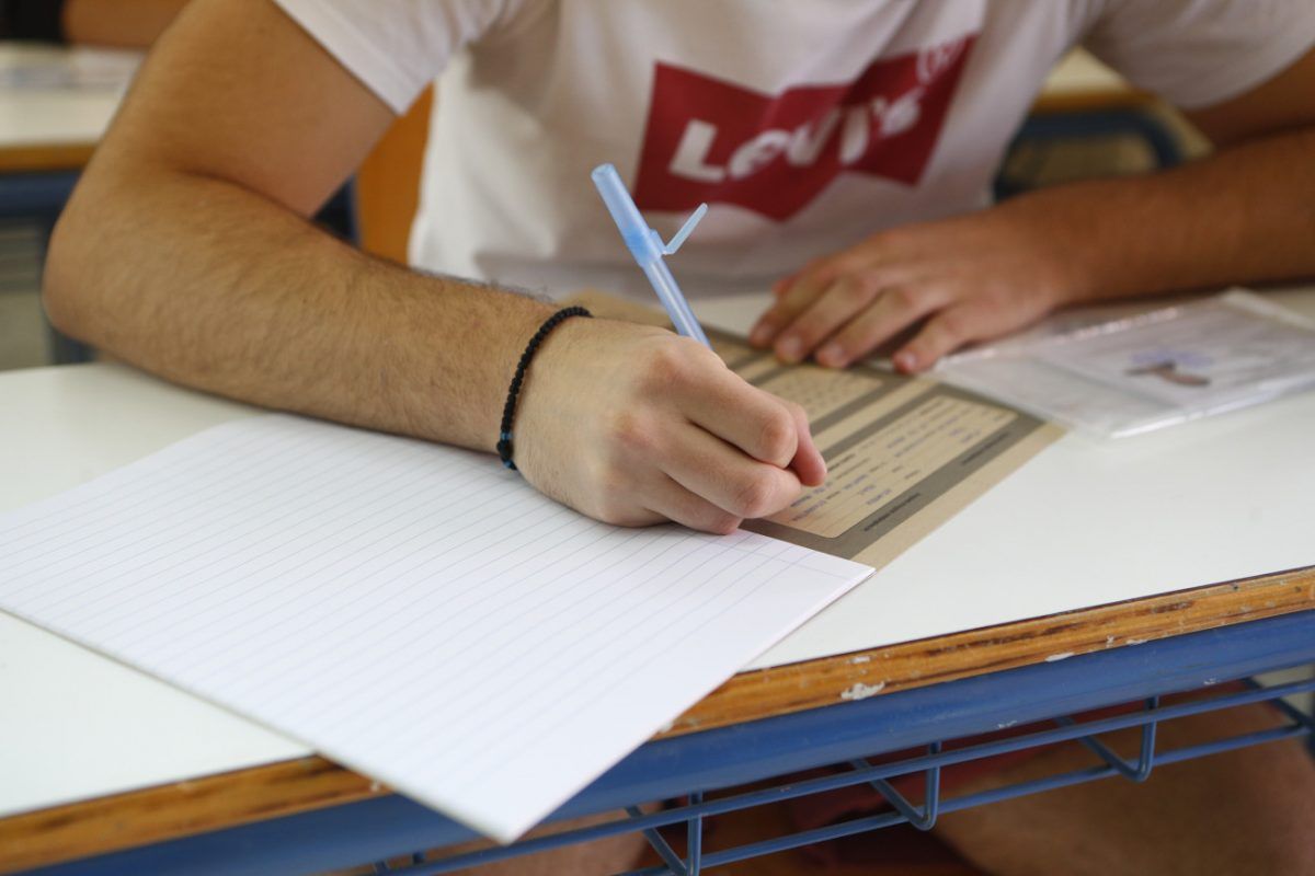 Από τις πανελλαδικές στη βιοπάλη: Γιατί η GenZ αφήνει τις ανώτατες σπουδές για δουλειές του «μπλε κολάρου» 1 Από τις πανελλαδικές στη βιοπάλη: Γιατί η GenZ αφήνει τις ανώτατες σπουδές για δουλειές του «μπλε κολάρου»