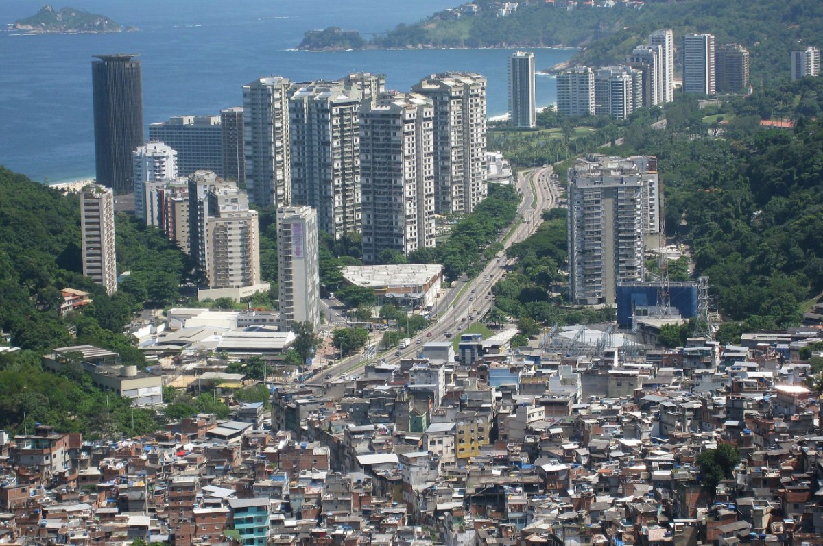 Από τους αριθμούς στην ευημερία - Γιατί ο κόσμος χρειάζεται νέο δείκτη στη θέση του ΑΕΠ 1 Πολυτελείς ουρανοξύστες δίπλα σε φαβέλα του Ρίο ντε Ζανέιρο. Η ανάπτυξη δεν είναι για όλους (Reuters)