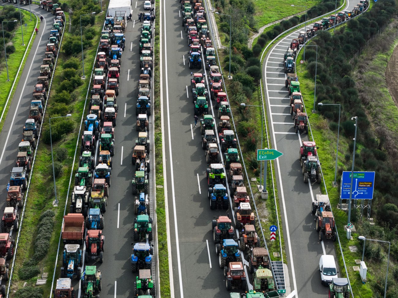 Εξαπλώνονται τα μπλόκα, χιλιάδες τρακτέρ στους δρόμους - Συγκέντρωση στη Λάρισα για τους συλληφθέντες αγρότες 1 Εξαπλώνονται τα μπλόκα, χιλιάδες τρακτέρ στους δρόμους - Συγκέντρωση στη Λάρισα για τους συλληφθέντες αγρότες