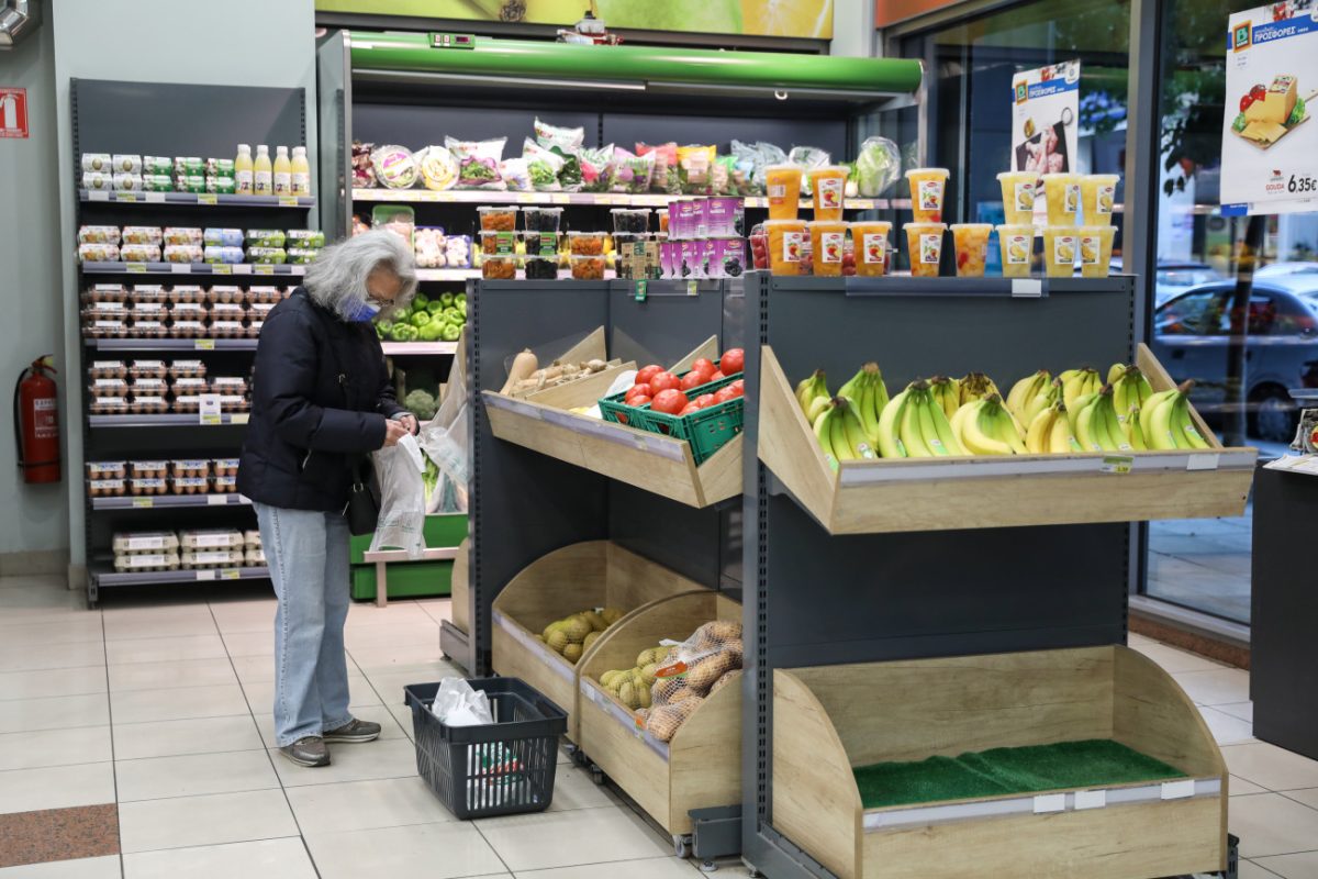 Εορταστικό ωράριο: Πώς θα λειτουργήσουν καταστήματα και σούπερ μάρκετ Μεγάλη Παρασκευή και Μεγάλο Σάββατο 1 Τα σούπερ μάρκετ ανοίγουν επίσης όλα στις 13:00.