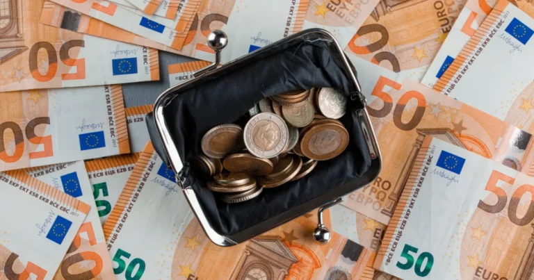 Επίδομα 400 ευρώ: Τα κριτήρια για συνταξιούχους και η πληρωμή τον Νοέμβριο