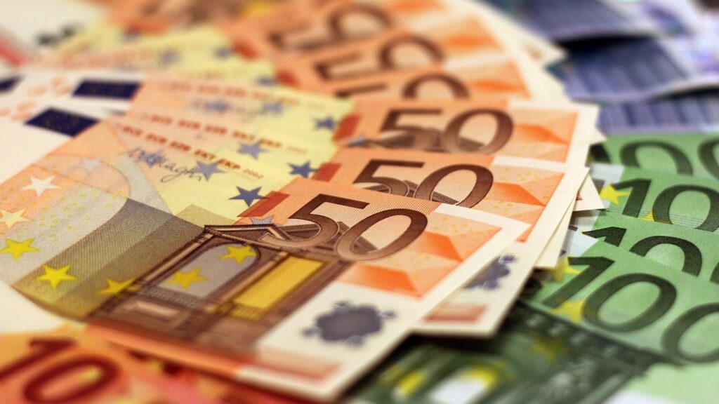 Επίδομα 2.000€ με έξι απλά δικαιολογητικά - Ποιοι το δικαιούνταιQ Στη φωτογραφία χαρτονομίσματα των 50€ και των 100€