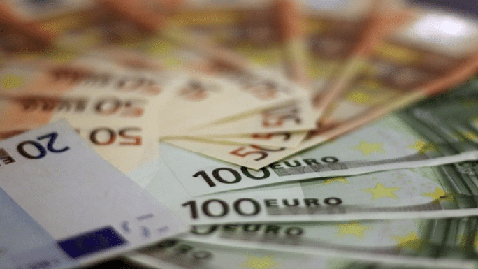 Χαρτονομίσματα των 100, των πενήντα και των είκοσι ευρώ - Επιδόματα - Πληρωμές: Οι ημερομηνίες για Α21, θέρμανσης, ΟΠΕΚΑ, δώρο, ΚΕΑ, ακρίβειας