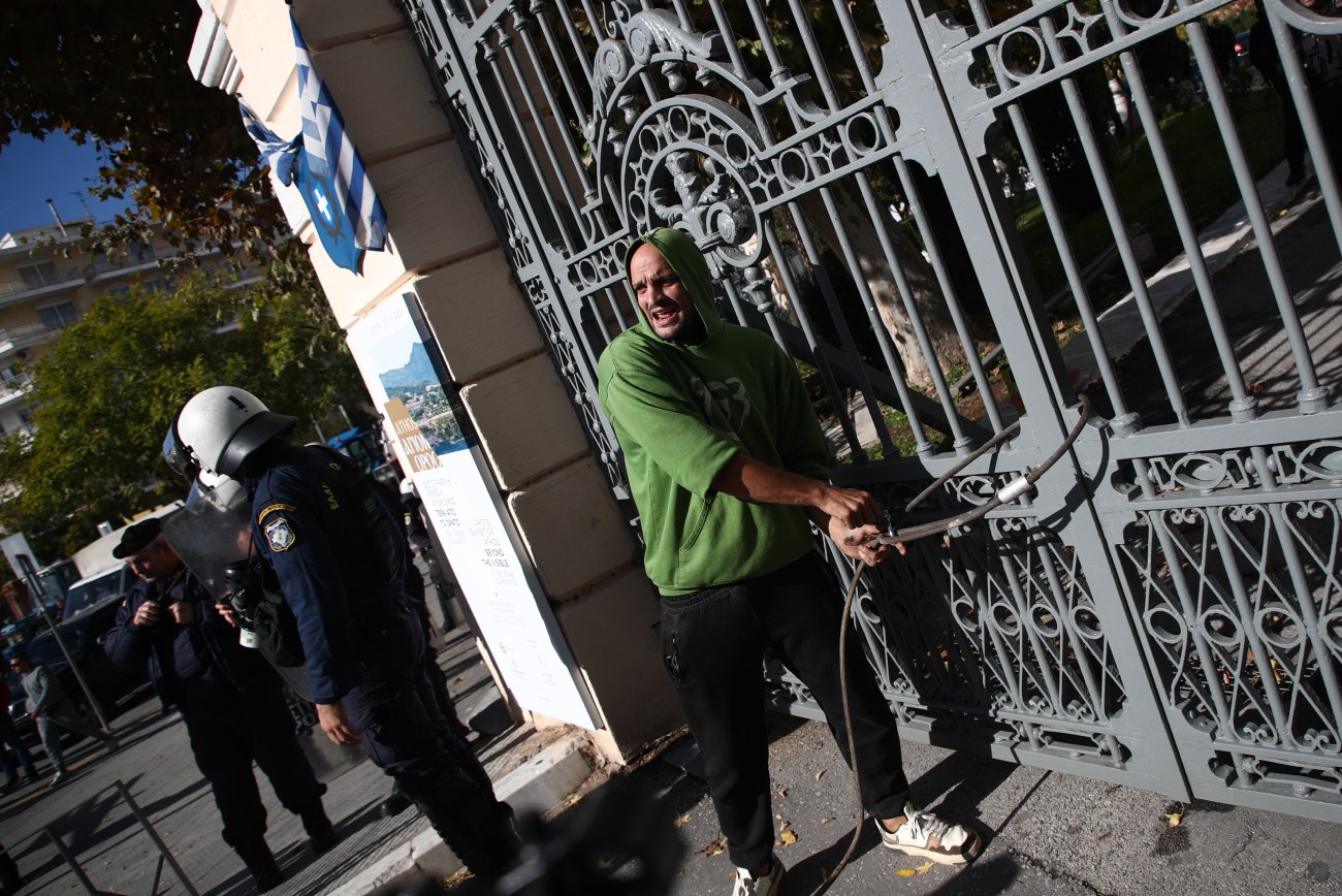 Θεσσαλονίκη: Με τρακτέρ έξω από το υπουργείο Μακεδονίας-Θράκης αγρότες 1 Θεσσαλονίκη: Με τρακτέρ έξω από το υπουργείο Μακεδονίας-Θράκης αγρότες