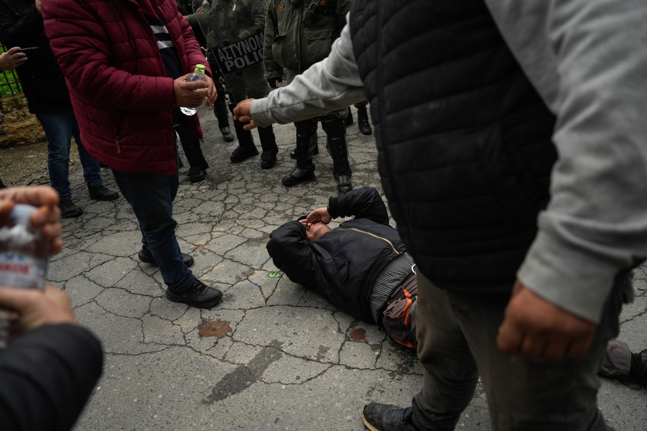 Θεσσαλονίκη: Σκηνές πανικού μετά την επίθεση με χημικά σε αγρότες στα «Πράσινα Φανάρια» - Δείτε βίντεο 1 Θεσσαλονίκη: Σκηνές πανικού μετά την επίθεση με χημικά σε αγρότες στα «Πράσινα Φανάρια» - Δείτε βίντεο