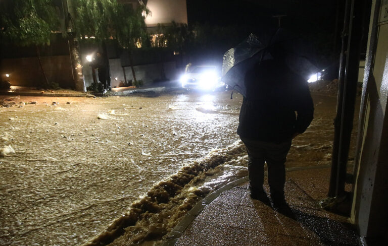 Κακοκαιρία στην Αττική: Κλειστοί δρόμοι σε Πικέρμι, Μάνδρα και Πειραιά