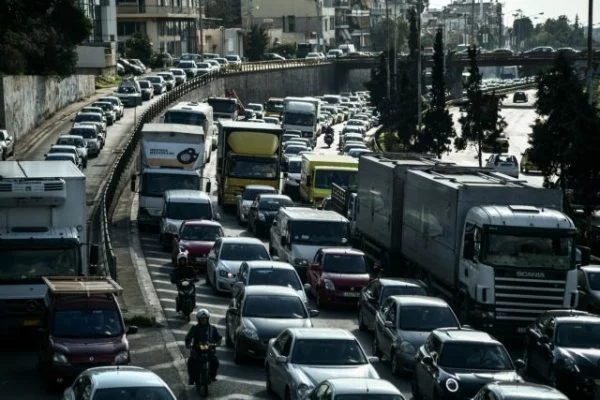 Κανένα σχέδιο Σταϊκούρα για το κυκλοφοριακό - «Χαμένες» 6,5 εκατ. ώρες στον Κηφισό περιμένοντας το Μετρό [γραφήματα]