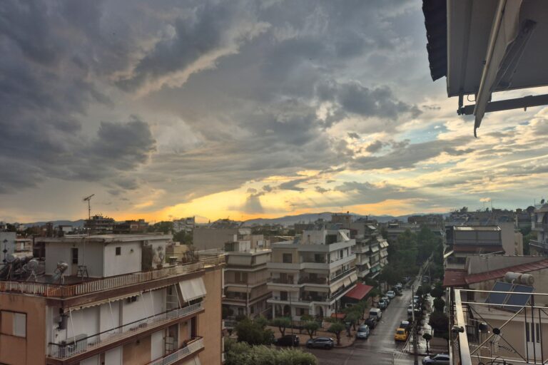 Καταιγίδες και πτώση θερμοκρασίας την Πέμπτη, ζέστη από Κυριακή
