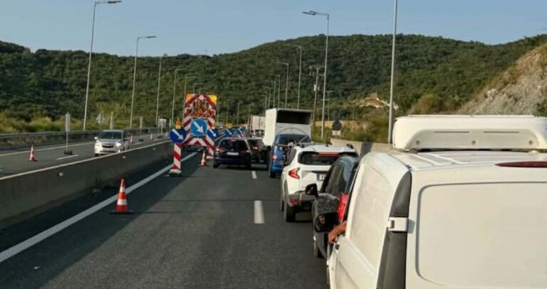Κοζάνη: Ουρές χιλιομέτρων στην Εγνατία μετά από βλάβη νταλίκας σε τούνελ