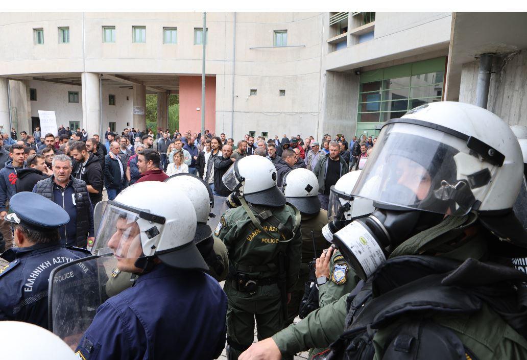 Μπλόκο αγροτών σε κλιμάκιο της κυβέρνησης στη Λιβαδειά 1 αγρότες