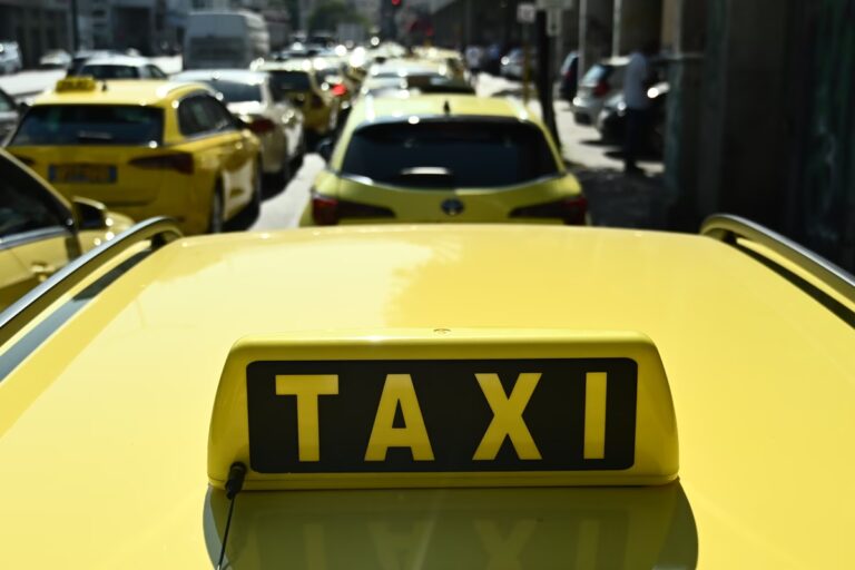 Νέες τιμές στα ταξί: Αυξάνονται οι χρεώσεις αεροδρομίων και αναμονής