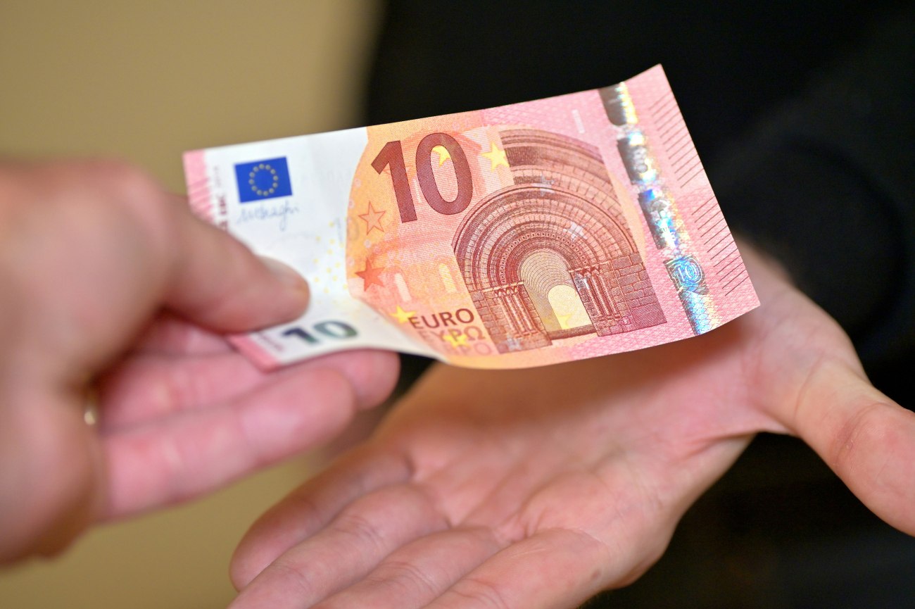 Οδηγία ΕΚΤ προς τα νοικοκυριά: Κρατήστε μετρητά στο σπίτι - Tα ψηφιακά συστήματα μπορεί να αποτύχουν 1 Οδηγία ΕΚΤ προς τα νοικοκυριά: Κρατήστε μετρητά στο σπίτι - Tα ψηφιακά συστήματα μπορεί να αποτύχουν