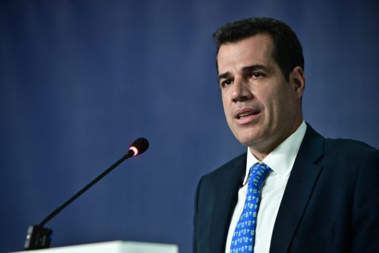 Πλεύρης: Μειώθηκαν κατά 20.000 οι παράνομες αφίξεις σε έναν χρόνο