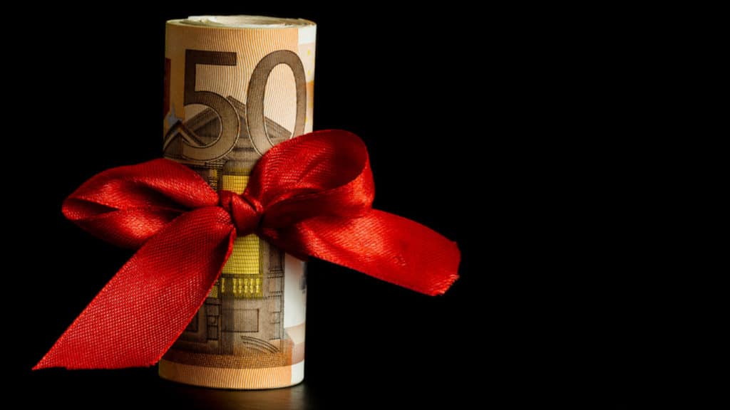 χαρτονομίσματα των 50 ευρώ είναι δεμένα με μια κόκκινη πασχαλιάτικη κορδέλα