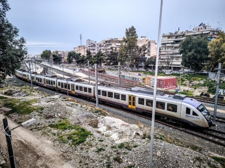 Πυρκαγιά διακόπτει την κυκλοφορία του Προαστιακού στον Ασπρόπυργο
