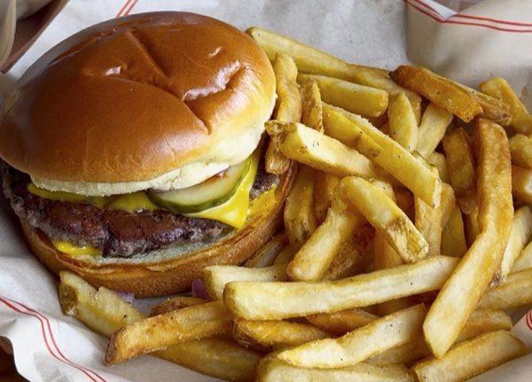 Πώς η αλυσίδα-σύμβολο των 90s έγινε η νέα «αγαπημένη» της Wall Street 1 Πώς η αλυσίδα-σύμβολο των 90s έγινε η νέα «αγαπημένη» της Wall Street