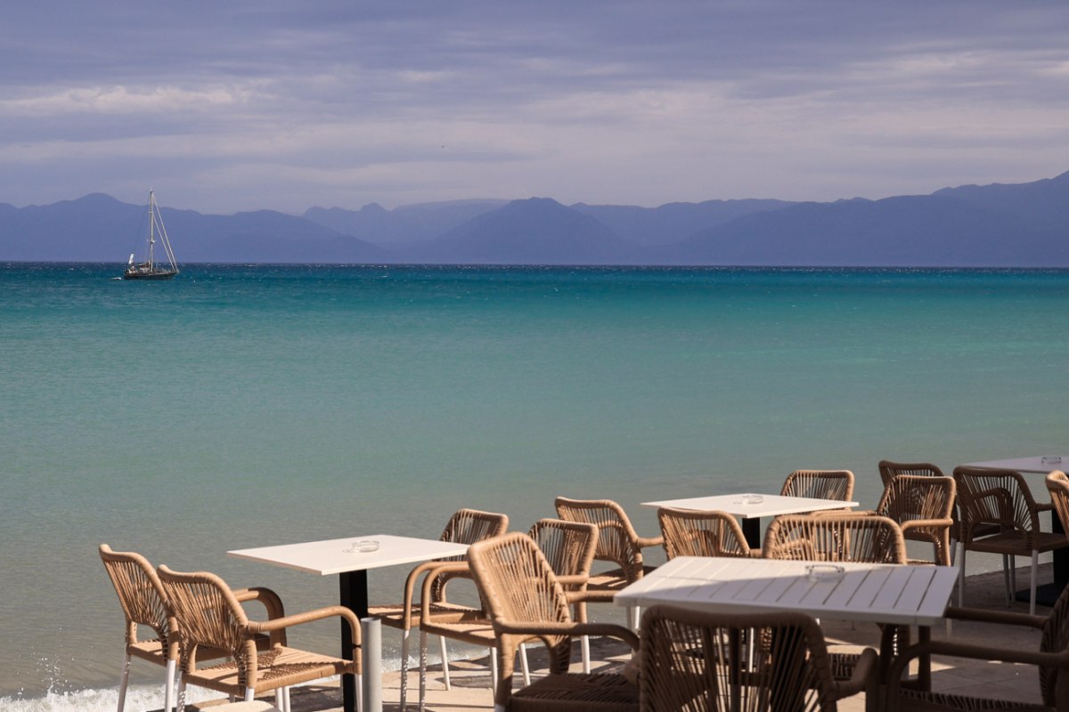 Σε ελεύθερη πτώση ο τζίρος στην εστίαση – Ραγίζουν τα «πήλινα πόδια» της οικονομίας των καφέ; 2 Σε ελεύθερη πτώση ο τζίρος στην εστίαση – Ραγίζουν τα «πήλινα πόδια» της οικονομίας των καφέ;