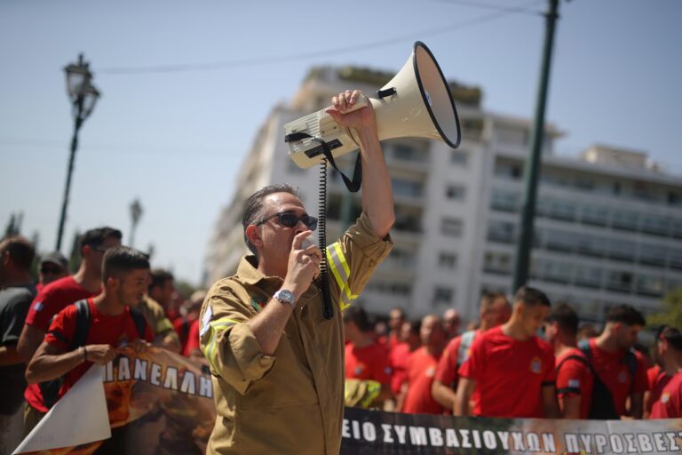 Στο Μαξίμου οι εποχικοί πυροσβέστες, ζητούν 12μηνη απασχόληση