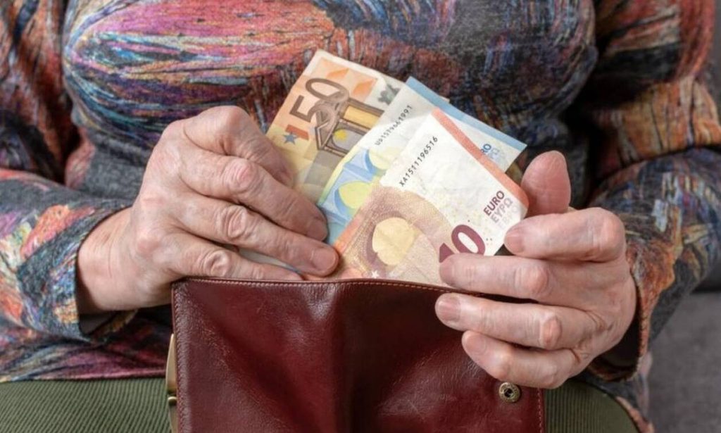 Συνταξιούχοι: Χωρίς επιταγή ακρίβειας οι χαμηλοσυνταξιούχοι των 700 ευρώ - Αναζητείται λύση 1 Συνταξιούχοι: Χωρίς επιταγή ακρίβειας οι χαμηλοσυνταξιούχοι των 700 ευρώ - Αναζητείται λύση