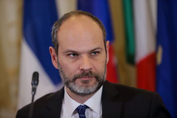 «Το καράβι ξεκόλλησε από τα βράχια» με τη συμφωνία για το χρέος που πέτυχε η κυβέρνηση Τσίπρα 3 «Το καράβι ξεκόλλησε από τα βράχια» με τη συμφωνία για το χρέος που πέτυχε η κυβέρνηση Τσίπρα