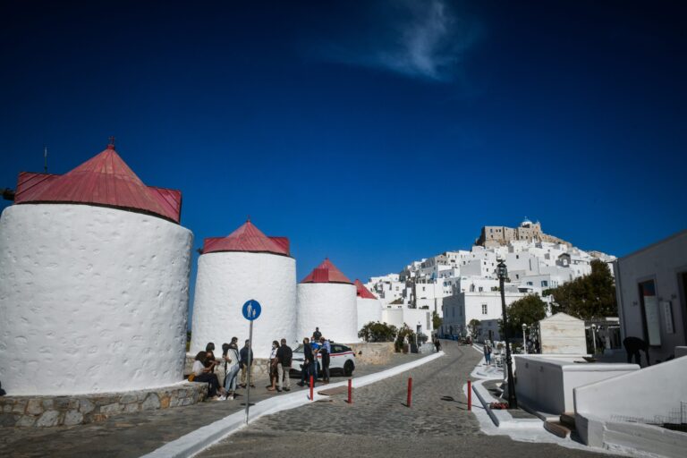 Τουρισμός: Αύξηση εσόδων και αφίξεων, αλλά 80.000 κενές θέσεις εργασίας
