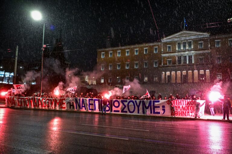 Φοιτητές κατασκήνωσαν στο Σύνταγμα για το κόστος σπουδών και στέγασης