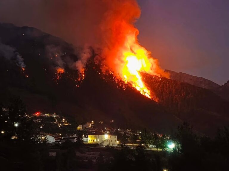 Φωτιά στην Κόνιτσα: Κρίσιμη η κατάσταση, οι φλόγες προς τα σπίτια