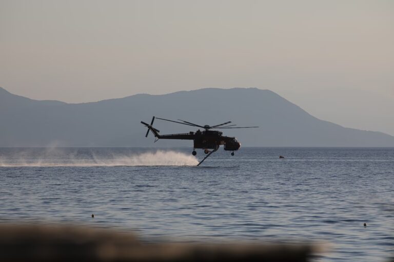 Φωτιά στο Λεσίνι Ξηρομέρου: Επιχειρούν 28 πυροσβέστες και εναέρια μέσα