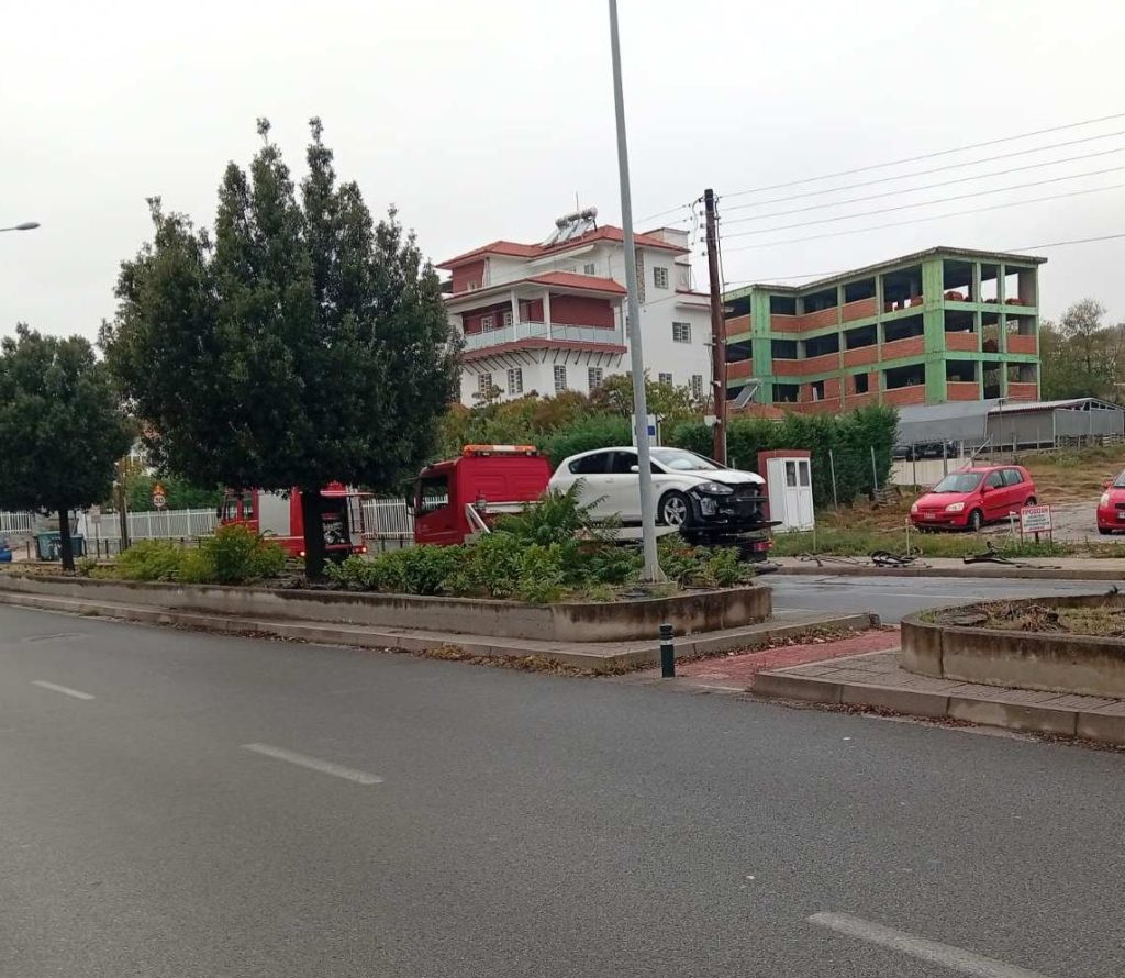 Κοζάνη: Ι.Χ. προσέκρουσε σε κιγκλιδώματα κοντά στην κλινική Κοντογούνη