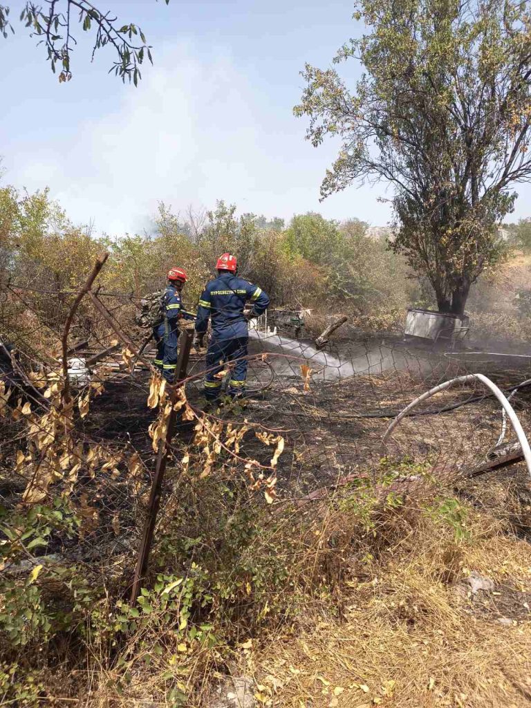 Στιγμιότυπο από τη συνάντηση της Περιφέρειας με την Πυροσβεστική και την Πολιτική Προστασία