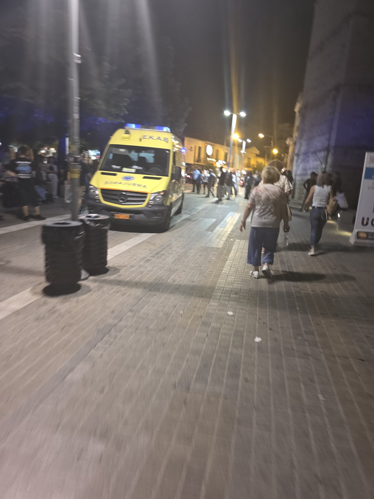 Κοζάνη: 12χρονη αισθάνθηκε αδιαθεσία στον κεντρικό πεζόδρομο και μεταφέρθηκε στο Μαμάτσειο 1 Ασθενοφόρο του ΕΚΑΒ στον κεντρικό πεζόδρομο της Κοζάνης