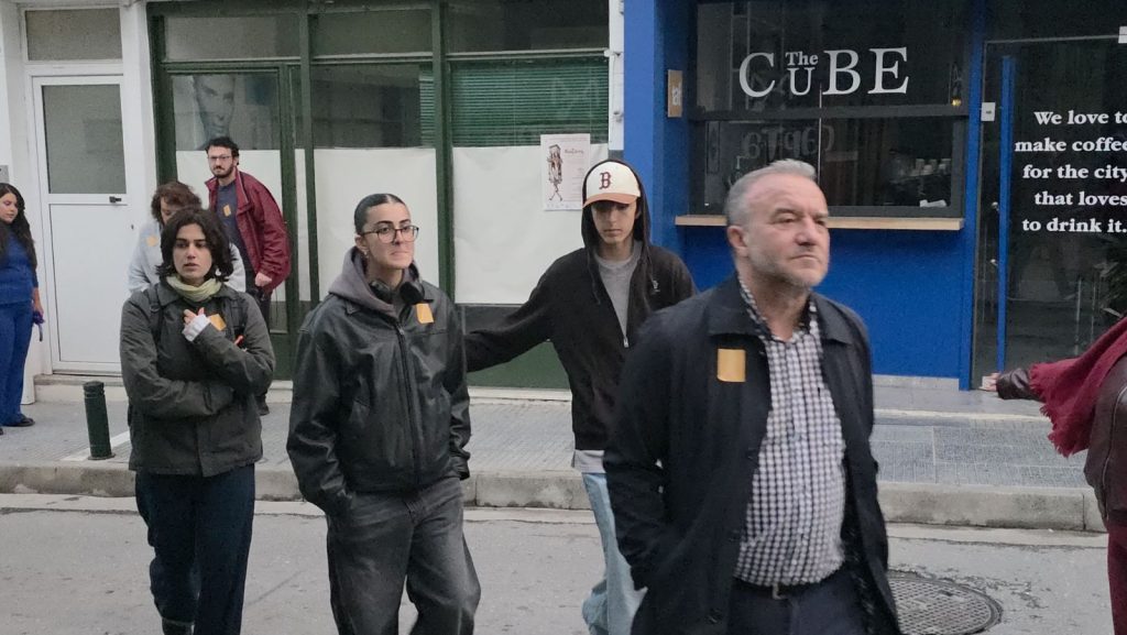 Στιγμιότυπο από την πρεμιέρα της περιπατητικής παράστασης