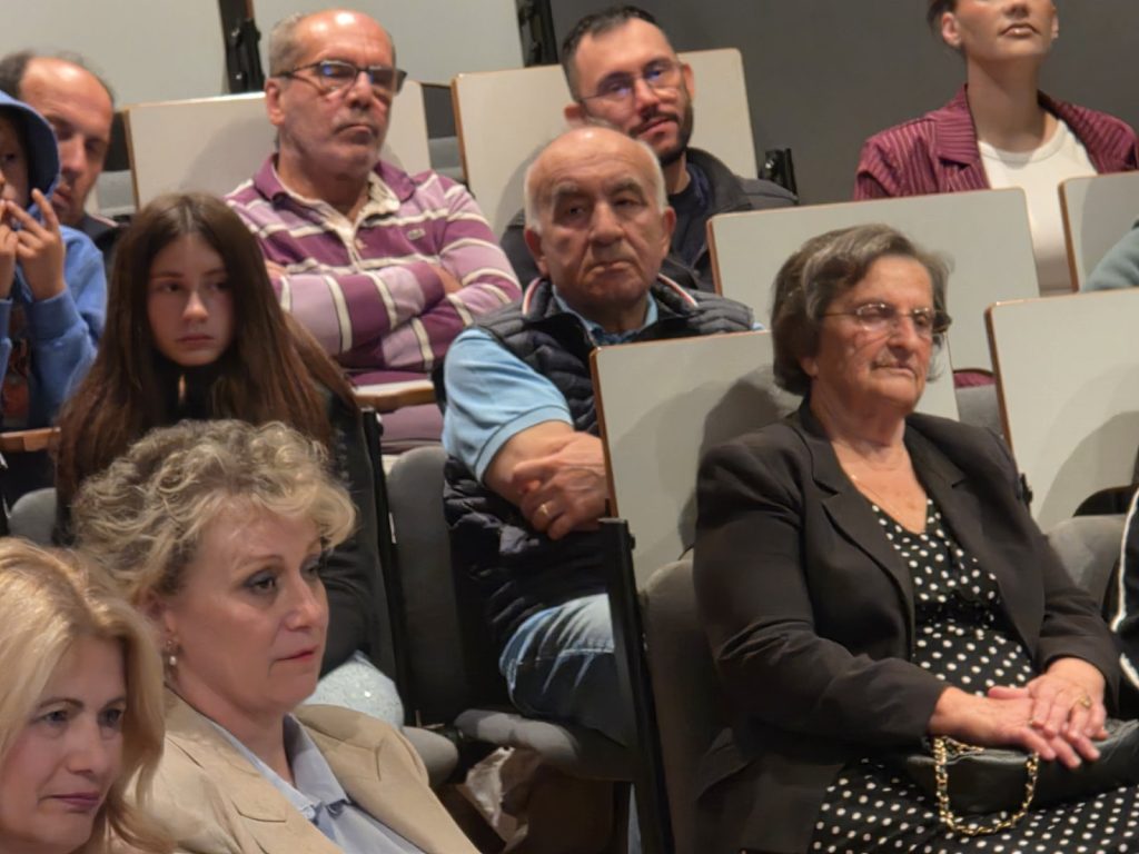 Κοζάνη: Παρουσιάστηκε το βιβλίο «Ένα… παλιό χρέος» του Γιώργου Πελεκούδα 11 Κοζάνη: Παρουσιάστηκε το βιβλίο «Ένα… παλιό χρέος» του Γιώργου Πελεκούδα