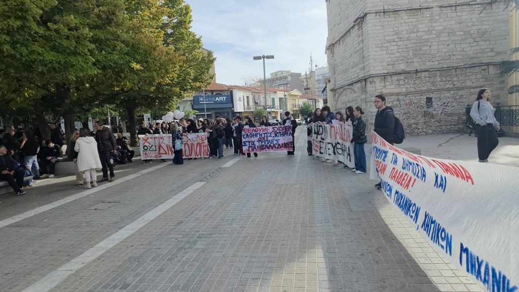Κοζάνη: Απεργιακή συγκέντρωση εκπαιδευτικών στην κεντρική πλατεία στις 11:30, 21/10/2026 7 Από την απεργιακή συγκέντρωση των εκπαιδευτικών στην Κοζάνη