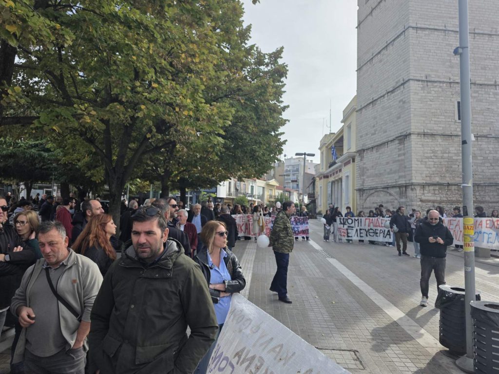 Κοζάνη: Απεργιακή συγκέντρωση εκπαιδευτικών στην κεντρική πλατεία στις 11:30, 21/10/2026 1 Από την απεργιακή συγκέντρωση των εκπαιδευτικών στην Κοζάνη