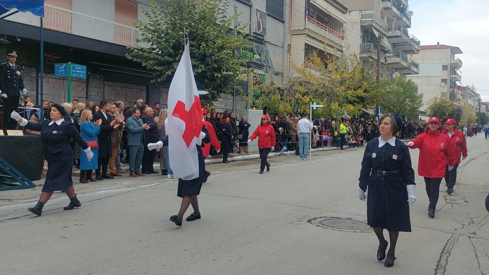 Τμήμα του Ερυθρού Σταυρού στην παρέλαση της Πτολεμαΐδας